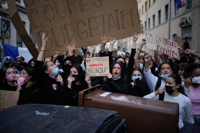 Протестите във Франция ескалират: 215 ранени ученици и близо 600 затворени училища
