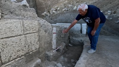 Бира на 7000 години, тракийски гроб и графити в могилата при Провадия?