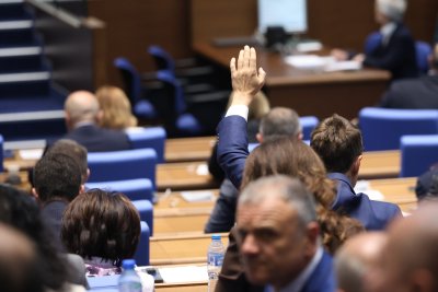 Полярни реакции в парламента след проведения при президента КСНС