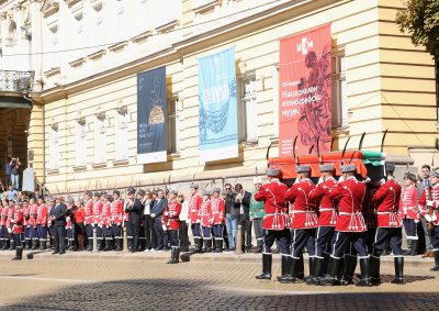 С тържествена държавна церемония България посреща тленните останки на цар Самуил в София (СНИМКИ)