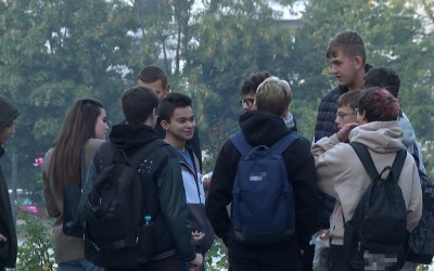 Протест на ученици от Професионалната техническа гимназия във Варна - недоволни са от условията, в които учат