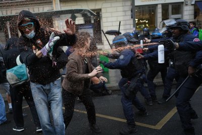 Подкрепа: Учителите се присъединяват към протестите на своите ученици във Франция