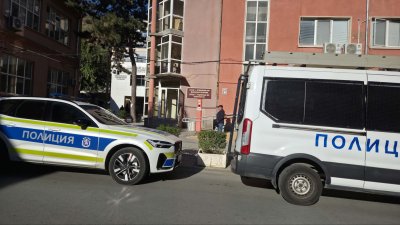 Полицейска акция в УМБАЛ "Св. Георги" в Пловдив, пациенти са били върнати и чакат извън сградата (СНИМКИ)