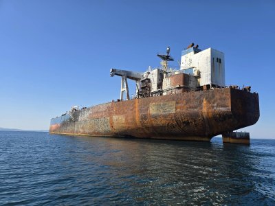 Водолази провериха състоянието на ударения от дрон танкер &bdquo;Кайрос&ldquo;, закотвен край Бургас (СНИМКИ)