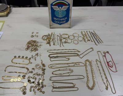 Близо килограм златни накити, укрити в елек, задържаха на "Капитан Андреево"