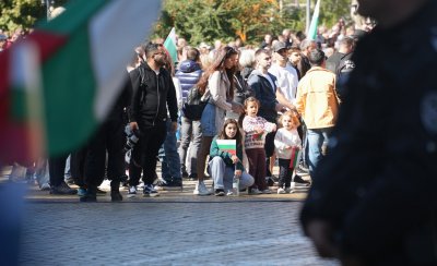 С почит и преклонение: В сърцето на София българите посрещнаха тленните останки на цар Самуил
