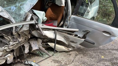 Автомобил и микробус се удариха челно в Русенско, двама пострадаха (СНИМКИ)