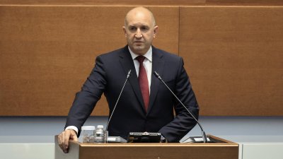 Румен Радев: &bdquo;Лукойл&ldquo; е осигурен със суровина до средата на декември, място за паника няма