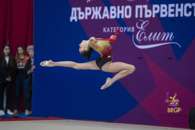 България поведе в отборната надпревара при девойки младша възраст на Балканското първенство по художествена гимнастика в Истанбул