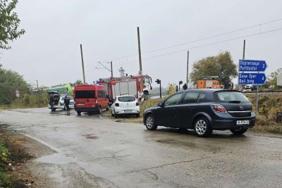 Влак удари лек автомобил на прелез в село Портитовци