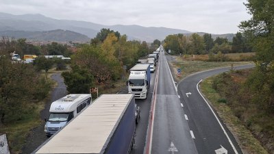 Километрично задръстване в Кресненското дефиле заради самозапалил се тир (ВИДЕО)