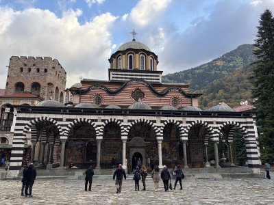 Вселенският патриарх Вартоломей и патриарх Даниил отслужват литургия в Рилския манастир (СНИМКИ)