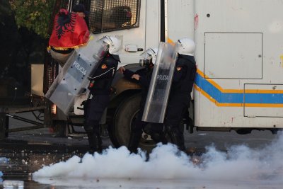 Шеста нощ на протести в Албания: Близо 300 ранени, от които 180 са служители на реда