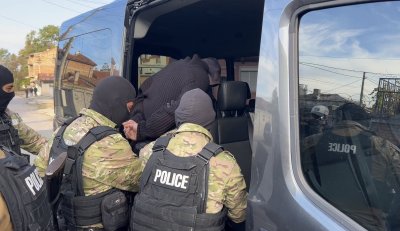Разбиха нарколаборатория в частен дом в Бургас, има задържан