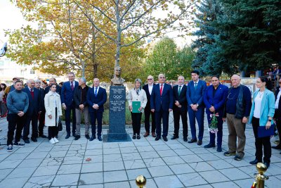 Весела Лечева и Енчо Керязов присъстваха на откриването на бюст-паметника на Стефан Чапрашиков
