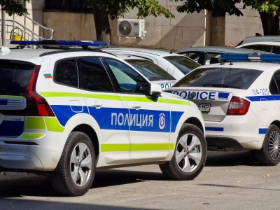 Мъж размаха пистолет играчка от автомобил