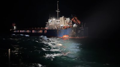 НА ЖИВО: Корабът "Челси-3" акостира на пристанището в Бургас