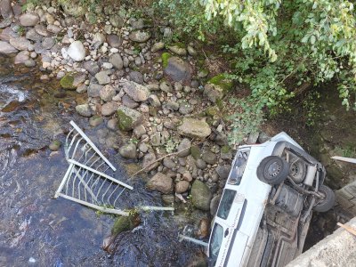Мъж и жена са в болница, след като автомобилът им падна в река Арда