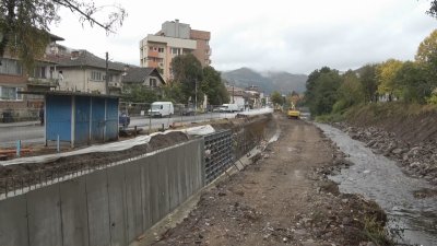 Укрепват 550 метра по бреговете на река Девинска
