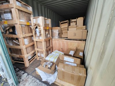 На Пристанище Варна задържаха контрабандни стоки, скрити в контейнер от Китай (СНИМКИ)