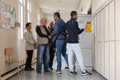 Избягали членове на секция и скандал заради шапка на член на СИК в Пловдивско