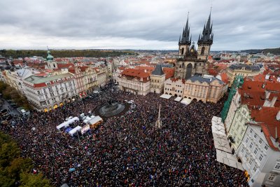 "Оставка", "Достатъчно": Хиляди протестираха в Прага заради промени в Закона за медиите