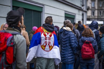 Сърбия гласува за парламент, зълги опашки се извиха пред избирателните секции
