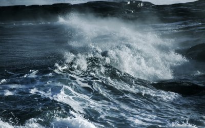 Силен вятър блъсна круизeн кораб в два контейнеровоза в Северно море (ВИДЕО)