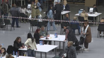 Двойката Йотова - Вълчев печели първия тур на президентските избори в Русенско