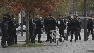 Недоволството в Париж: Мотивацията за протести преди битката за Елисейския дворец