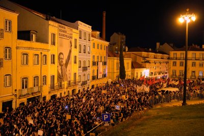 Жилищната криза в Португалия &ndash; хиляди на протест пред парламента