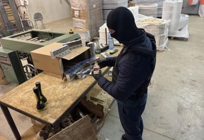 Повдигнаха обвинение на собственика на склада в Карнобат, превърнат в нелегалната фабрика за цигари