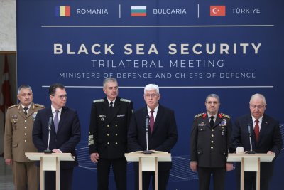 Министър Стоянов: Три морски дрона са атакували контейровоза на 21 мили от Шабла