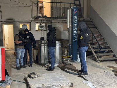 Разкриха високотехнологична нелегална фабрика за цигари край Карнобат