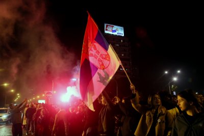 След изборите в Сърбия: Протестиращи нахлуха в сградата на проправителствена телевизия