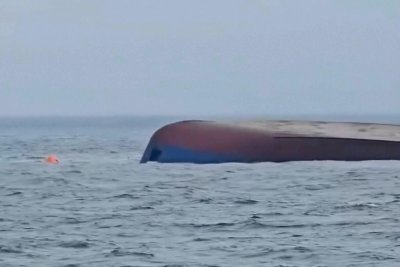 Преобърнатия товарен кораб "Хорив" навлиза в български води