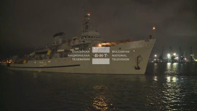 Екипажът на атакувания от дронове контейнейнеровоз пристигна във Варна