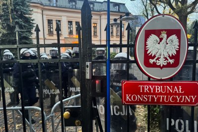 Напрежение в Полша: Полиция в Конституционния съд след опит за нахлуване на демонстранти
