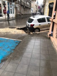 Кола пропадна в дупка след ремонт в центъра на Русе