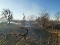 снимка 2 Сухи треви горят в района на Гребната база в Пловдив