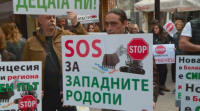 Протест срещу кариерата за инертни материали в Белащица