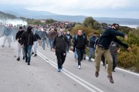 Втора нощ на сблъсъци между полиция и протестиращи в Гърция