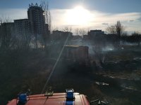 снимка 3 Сухи треви горят в района на Гребната база в Пловдив