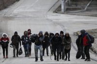 Гръцката гранична полиция използва сълзотворен газ и шокови гранати, за да спре мигранти