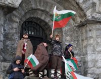 Стотици българи изкачват връх Шипка, въпреки отмяната на официалния ритуал