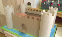 Ученици изучават историята като строят замъци