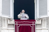 Ватиканът: Папа Франциск има само леко неразположение