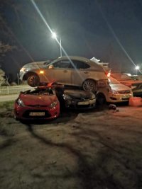 снимка 1 Шофьор потроши три коли след каскада във Варна
