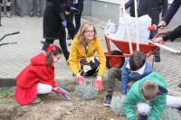 Захариева участва в инициатива по засаждане на дръвчета в училище в Скопие