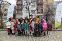 снимка 1 Захариева участва в инициатива по засаждане на дръвчета в училище в Скопие